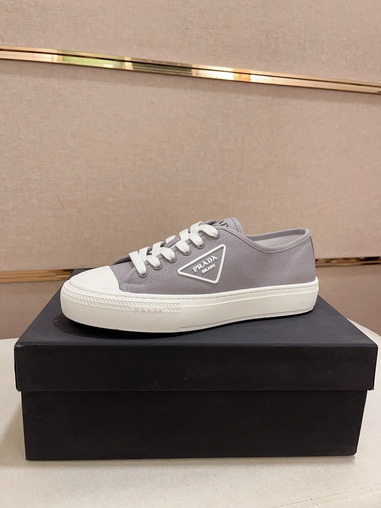 Men's shoes 💰 580💰 ✔️✔️✔️High-quality new PRADA counters are launched at the same time. The new men's shoes and 😘fabrics are selected from first-layer cowhide and are made by pure handicrafts. Lining: Full cowhide lining. 👍🏿 High-end ☄️ air-cushion molded anti-slip rubber outsole, exquisite lines, simple and elegant, comfortable and high-end for leisure travel. Code number: 38 to 44 (45 can be customized)